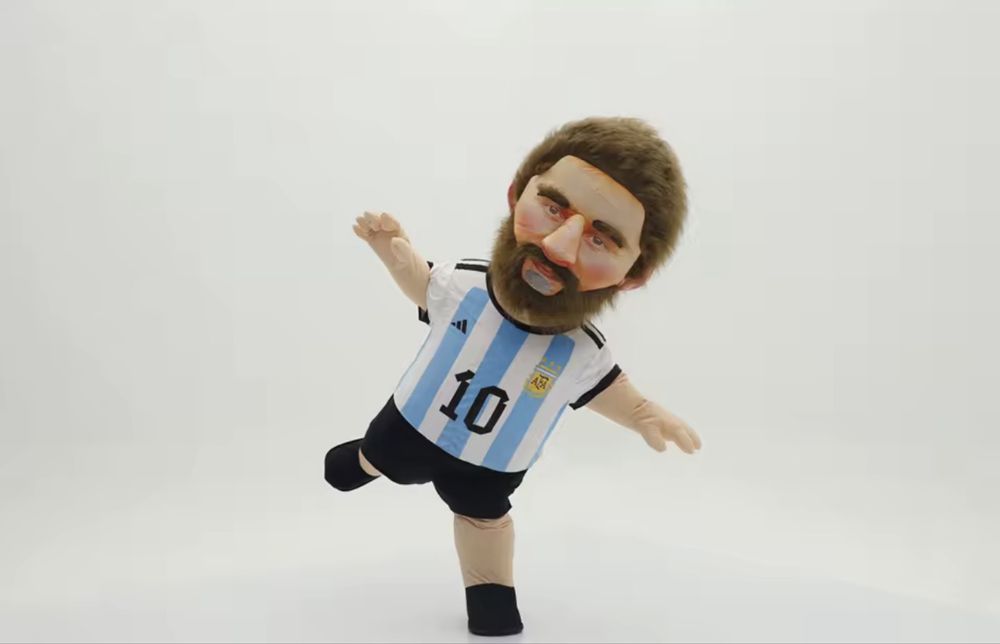 Vând mascotă gonflabilă Messi 2.6 H cu baterie si incaracto