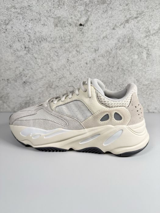 Yeezy Boost 700 Analog