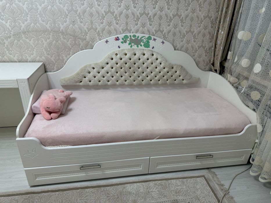 Продам кровать и столик