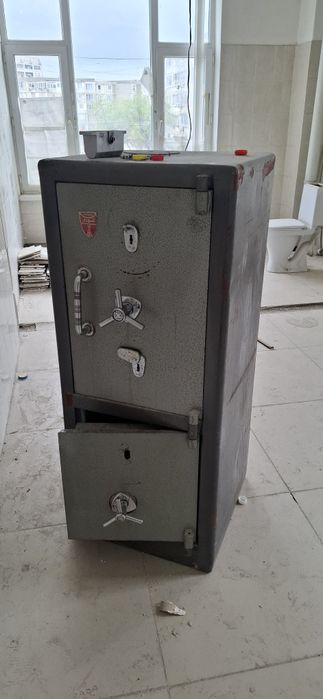 Сейф металлический