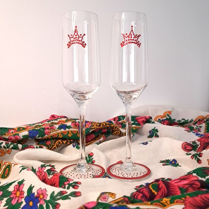 Сватбени ритуални чаши, ръчно украсени с кристални камъчета.