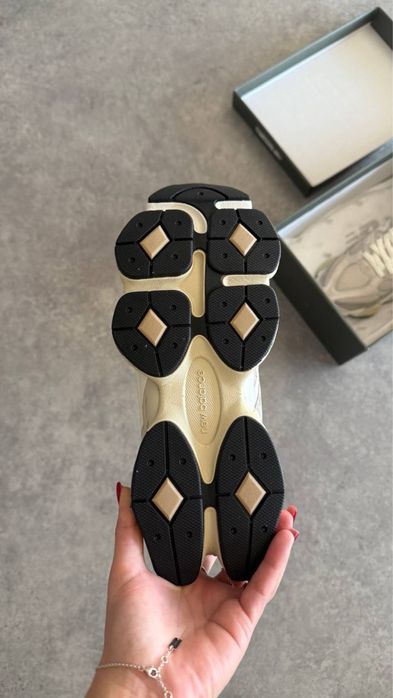 New Balance  9060 OatMeal