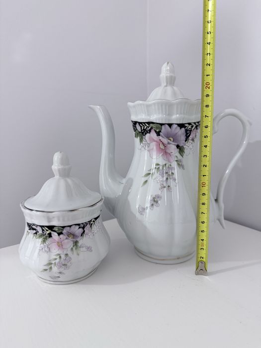 Чайник и сахарница