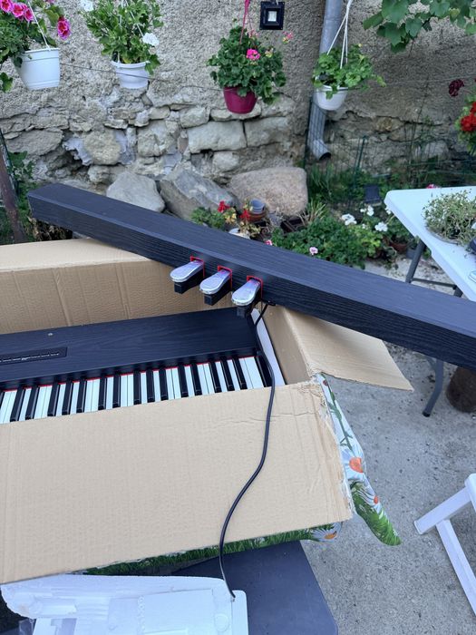 Pian digital cu bluethott si 103 clape