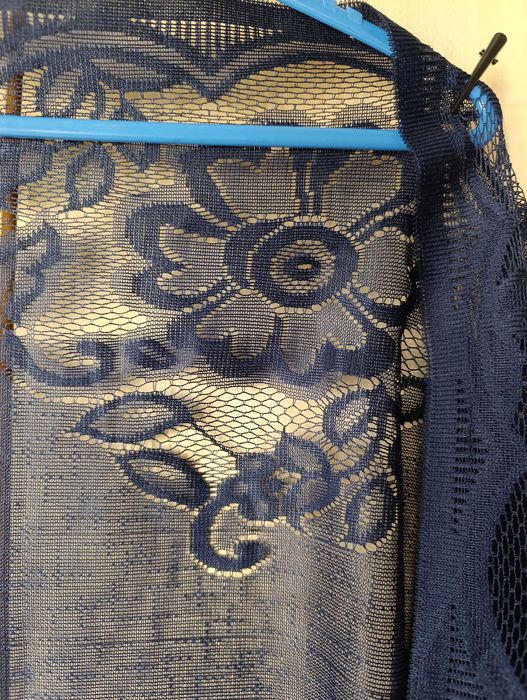 Тъмносин дантелен триъгълен шал на цветя