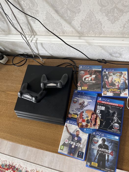 PS4 Pro 1 ТБ + 2 джойстика + игры