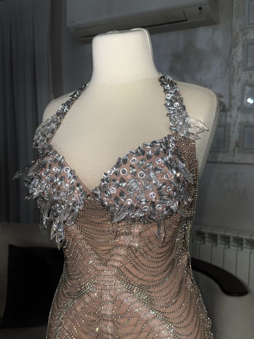 Луксозна дизайнерска рокля с кристали