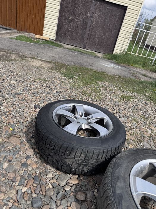 Продам шины 2шт с титанками  16 размер