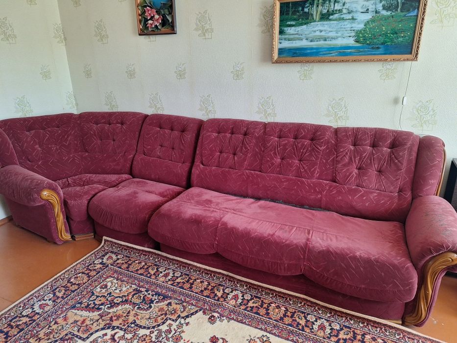 Продаётся советский диван.
