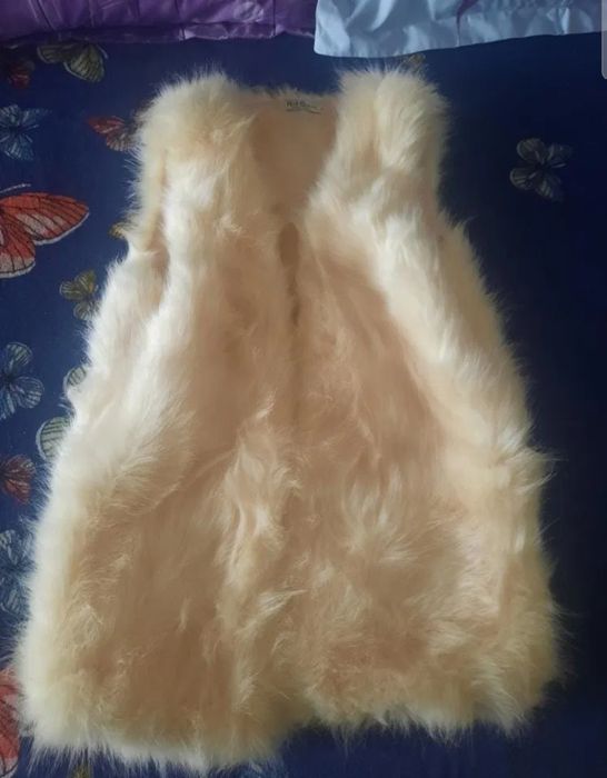 Vând vesta din blană mărimea M 120 de lei