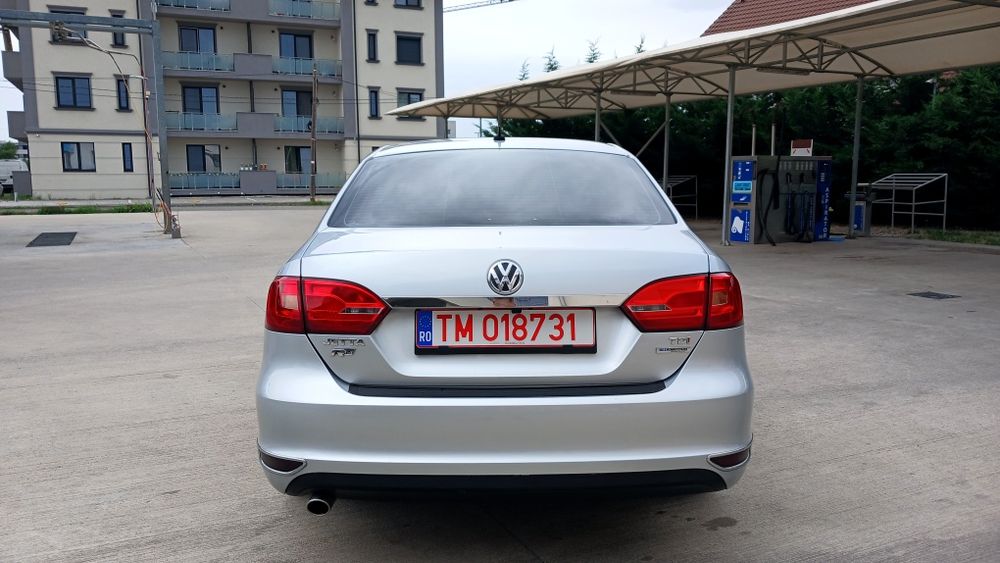 SUPERB Vw Jetta 1.6 Tdi Bluemotion**2012**Euro 5**DEOSEBIT**Fara rugina**Stare IMPECABILA** Nr rosii valabile**