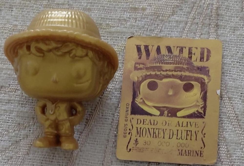 Золотая фигурка Луффи Kinder Joy × One Piece