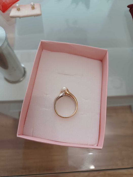 Златен пръстен с естествена перла и естествени диаманти