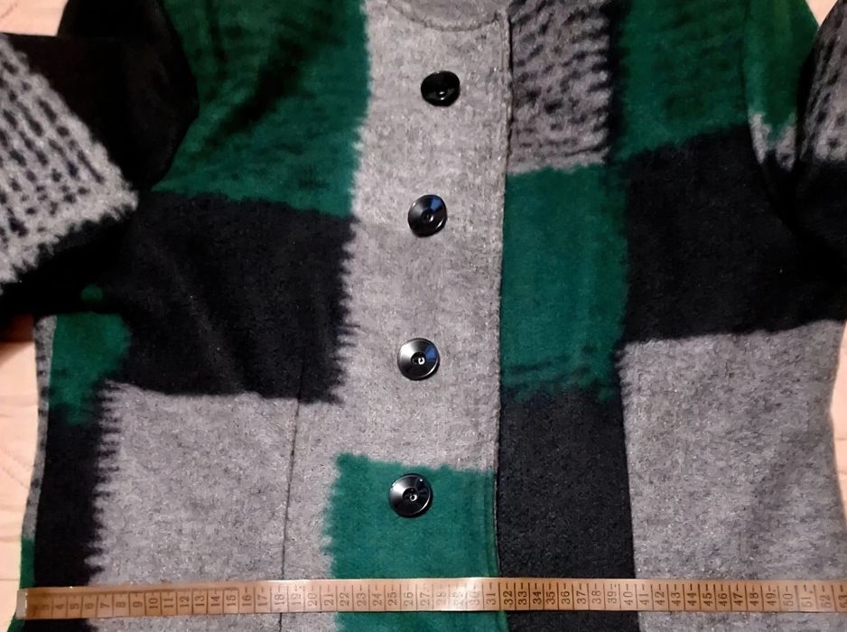 Palton din lana, culoare verde,cu negru si gri,purtat o singura data.