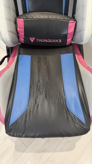 Продам игровое кресло ThunderX3
