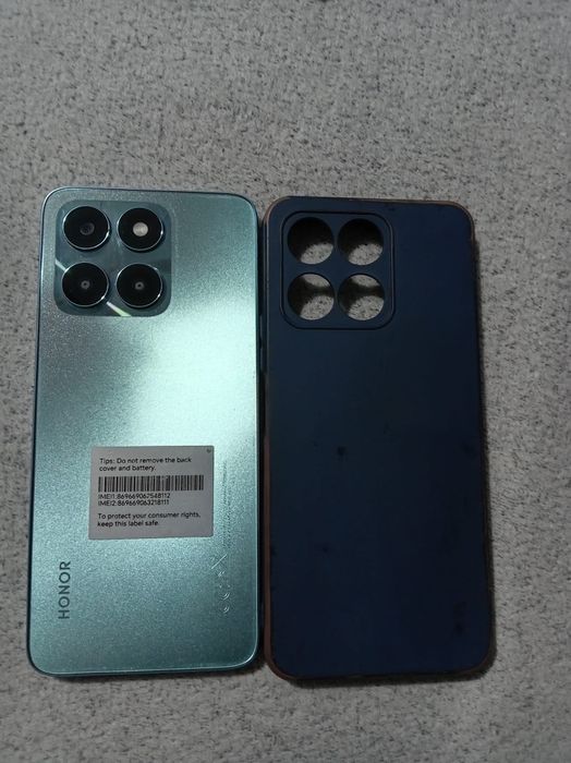Vand telefonul HONOR X6a cu husa albastra