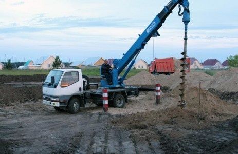 Buravoy yer kovlovchi uskuna