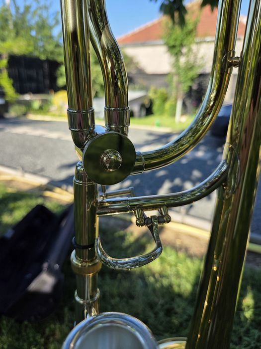 Trombon tug Roy Benson ca nou