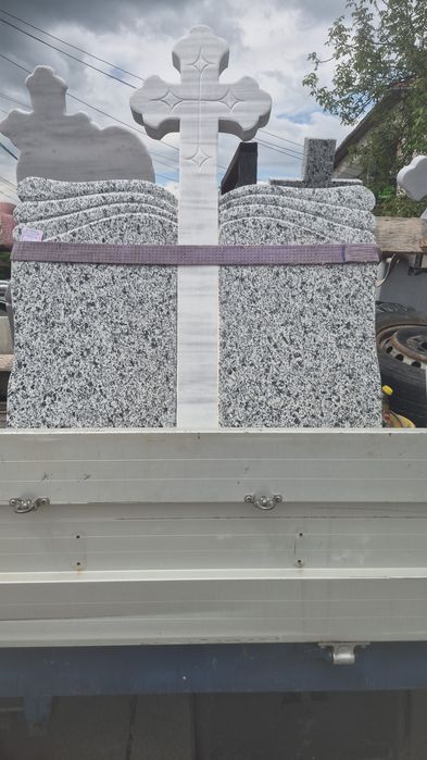 Producem cruci marmură și granit placam morminte la preț de producător pentru mai multe detalii sunați la 0760927072 Florin