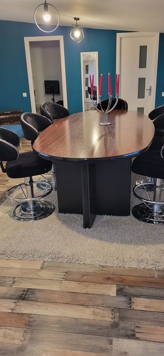 Masa living cu scaune ergonomice