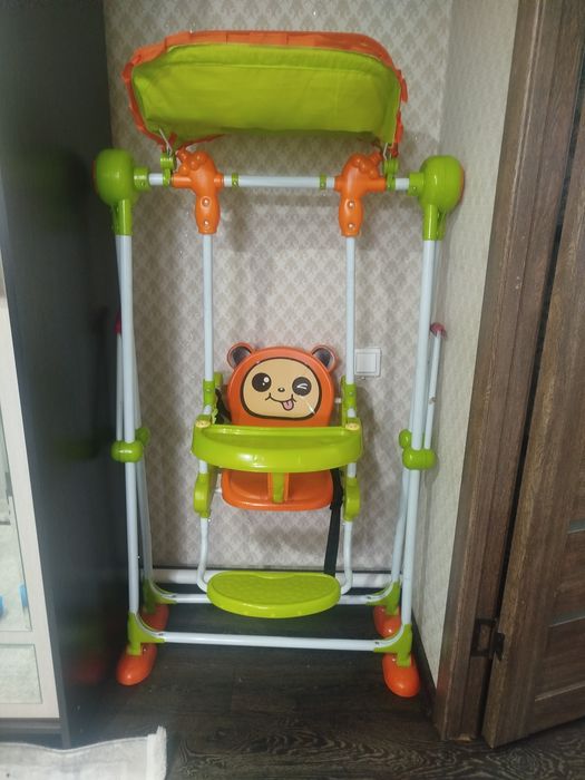 Детская качеля в хорошем состоянии