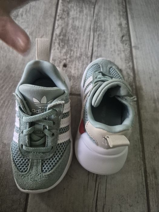 Vând adidași unisex