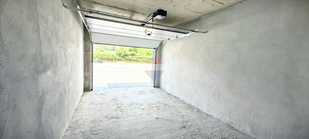 Две партерни съседни гаражни клетки за продажба, кв.Аспарухово, гр.Ва
