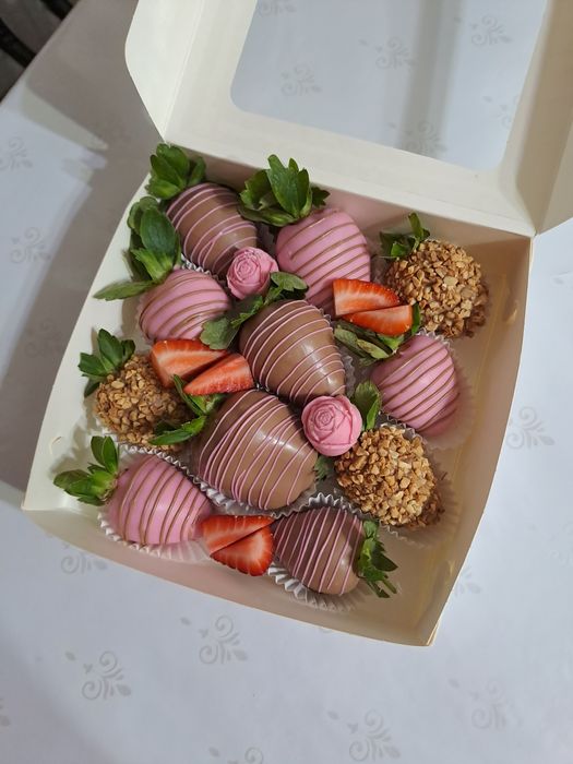 Клубника в шоколаде, торты, цветы