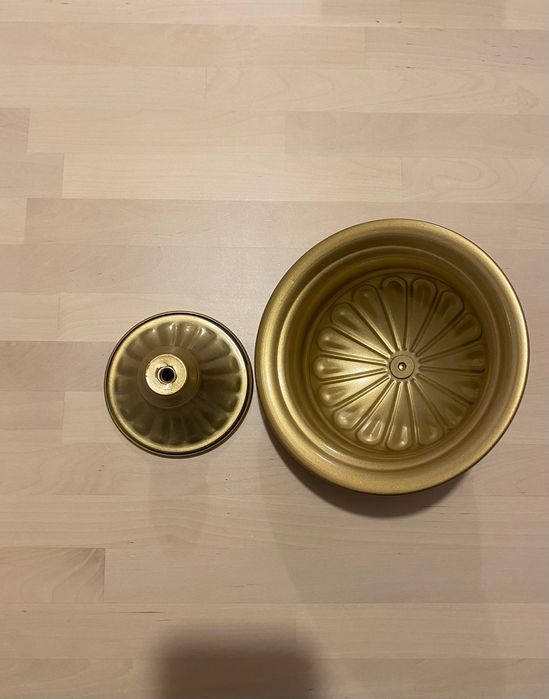 Златни вази за цветя