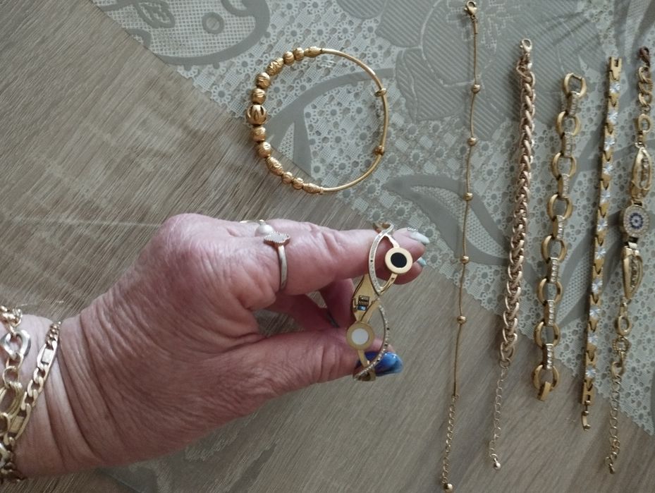 Бижута,гривни някои  от тях са   гривни за глезен