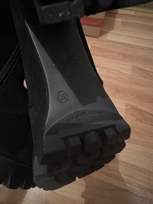 Продам женские ботиночки.