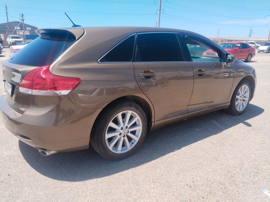 Tayota venza.     .