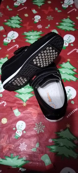 Продавам детски обувки- три чифта