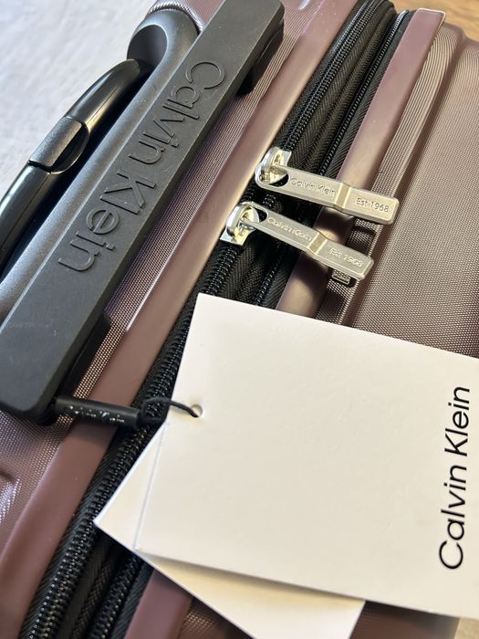 Новый чемодан Calvin Klein в размере S