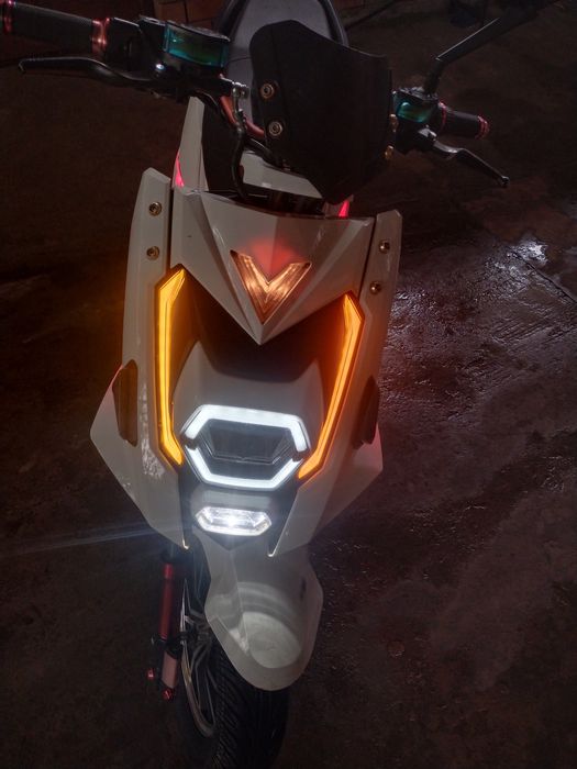 Строчно продам электроскутер новые акамуляторы