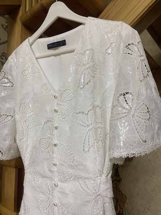 Белоснежное новое платье