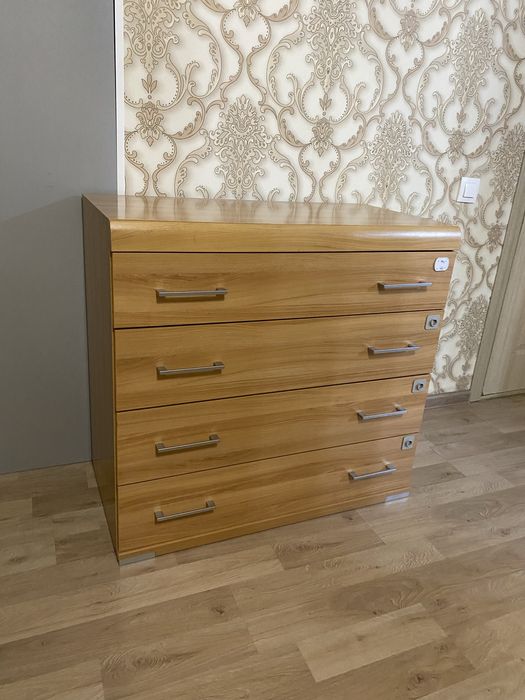 Комод, две тумбочки и зеркало