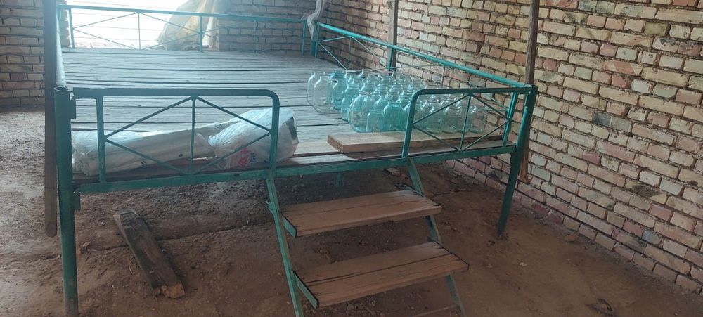 Тапчан сатылады.
