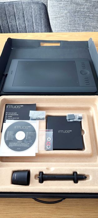 Tabletă grafică Wacom Intuos Pro M (PTH-651) în stare excelentă