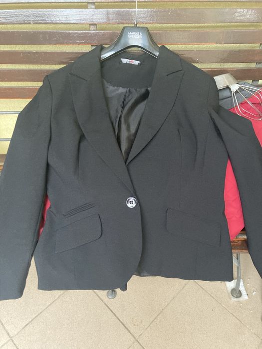 Sacou masura 42 negru fara urme de uzura model clasic se incheie cu na