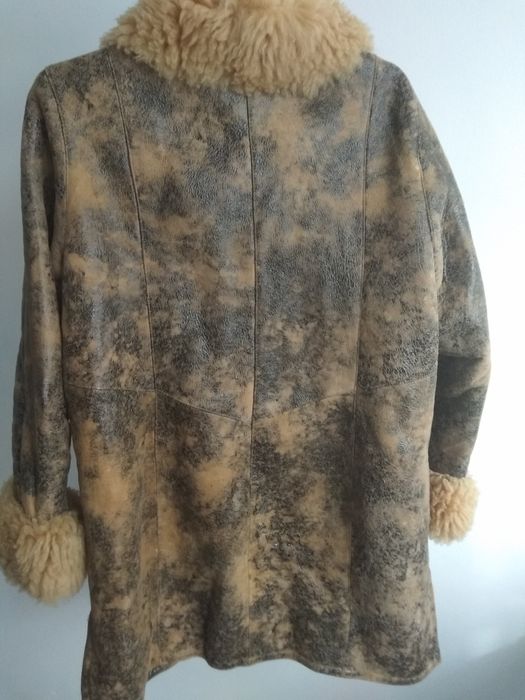Дублёнка тёплая, тигрового цвета.