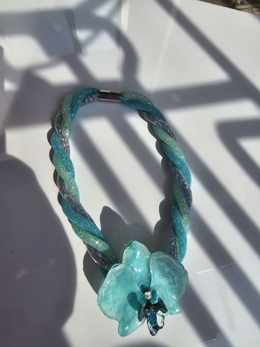 Колие с естествен цвят на орхидея в сини нюанси.