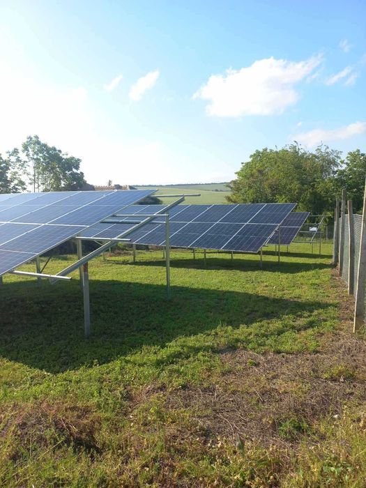 Двуетажна къща с фотоволтаици