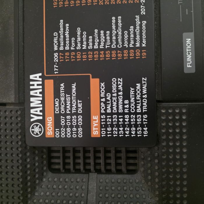 orgă electronică portabilă Yamaha PSR-F51 cu 61 de clape