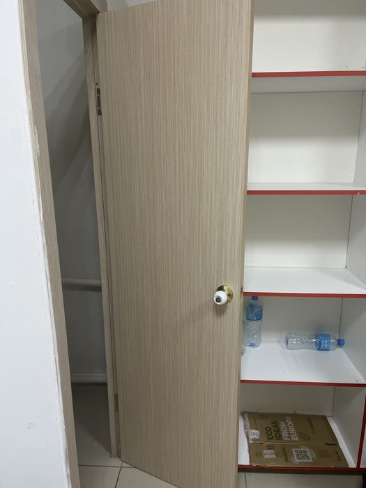 Продам двери для ванны + подарок замок