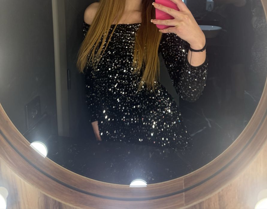 Блестяща рокля и блестящ гащеризон.