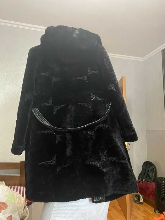 Продаю шубу цигейковую,, размер M.