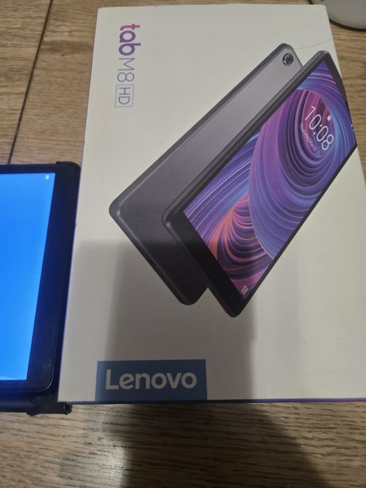 Продавам таблет Lenovo  Tab M8