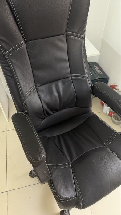 Кресло кожаное черное