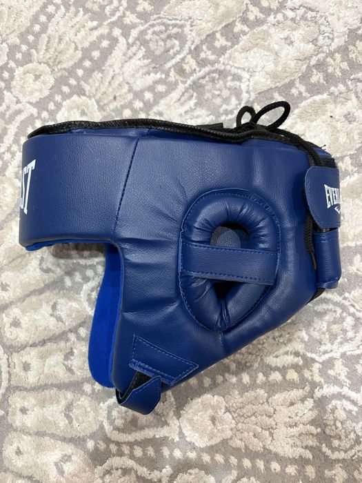 шлем для бокса.